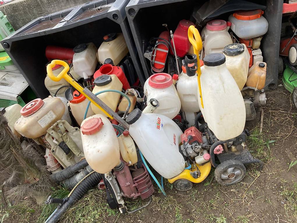 Vari atomizzatori e brentine a motore da riparare